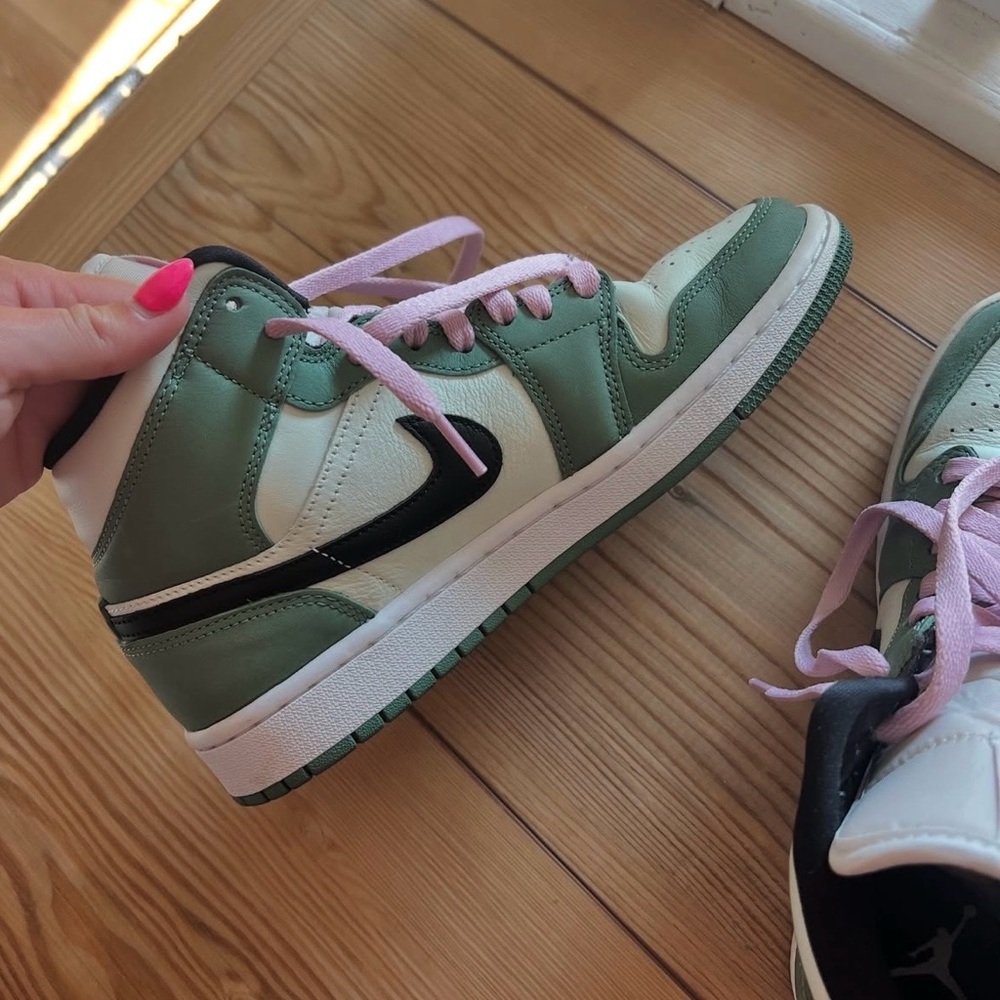 Dutch green Jordan 1 Mids - Picture 5 of 7